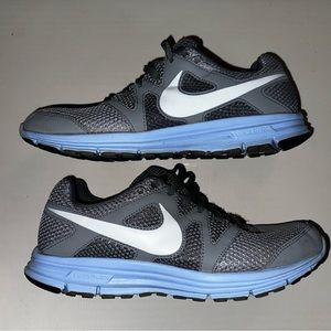 Women’s Nike sneaker size 9.5. Great condition!